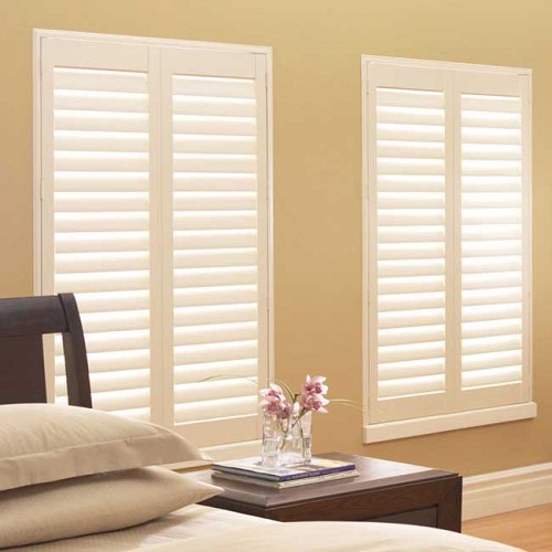 Manually operated shutters with no central tilt bar